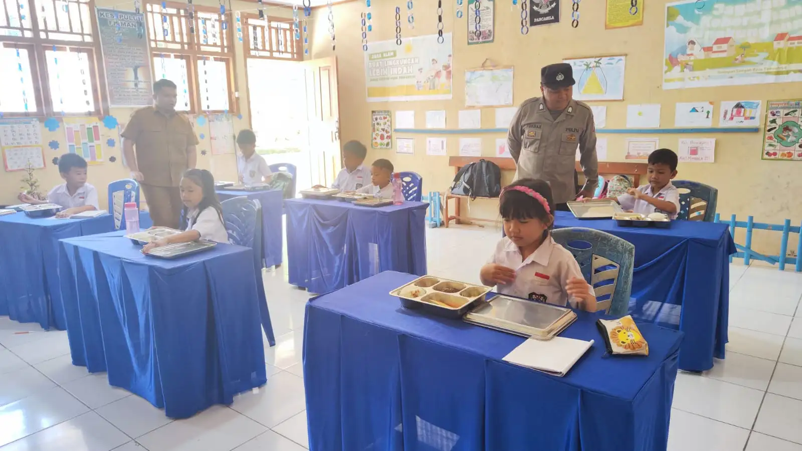 Polsek Kombi Lakukan Pengawasan Penyaluran Makan Sehat Bergizi Gratis untuk Pelajar Se-Kecamatan Kombi